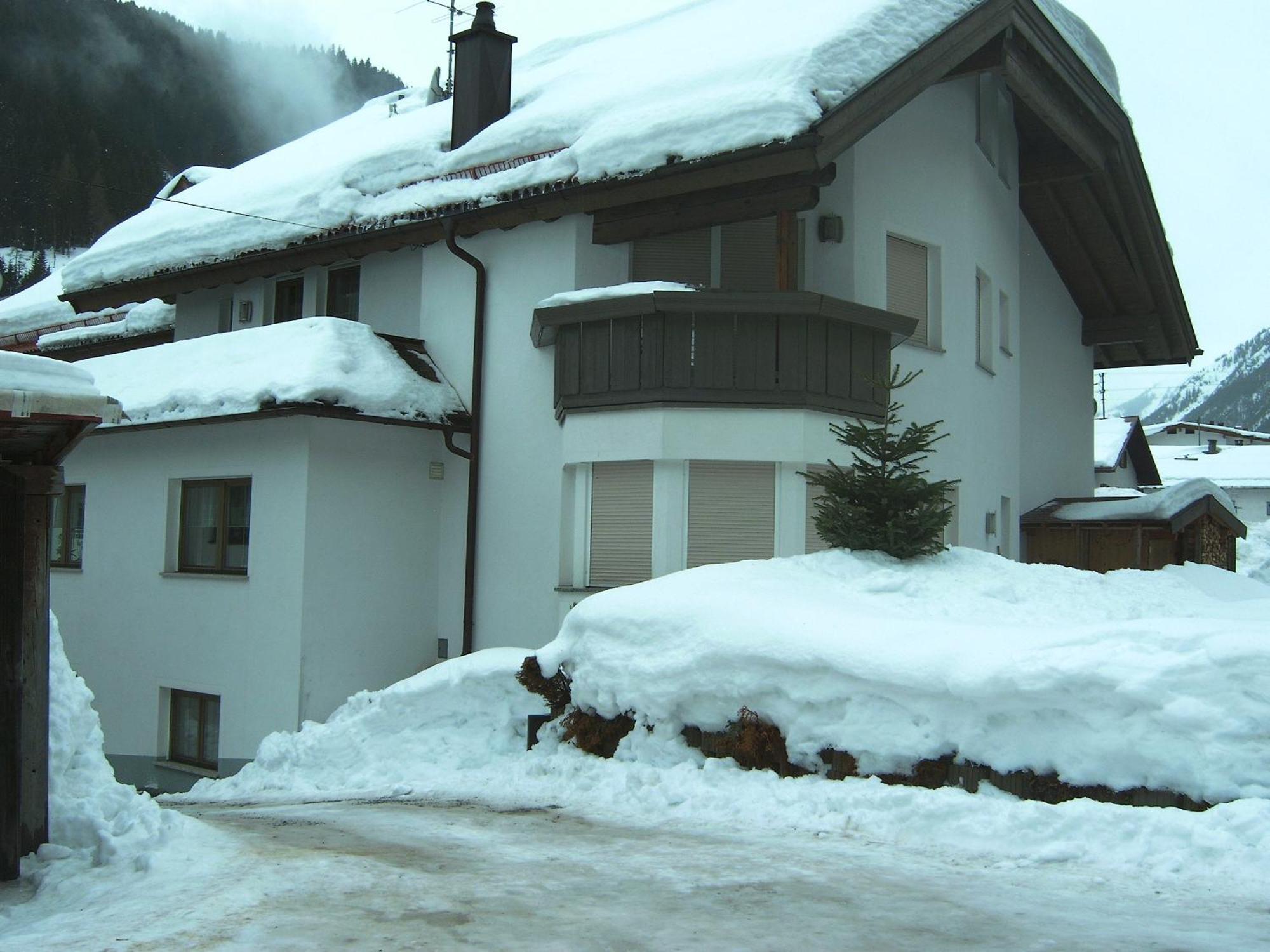 Haus Dorfschmied Hotel Flirsch Exterior foto