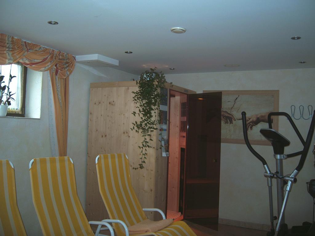 Haus Dorfschmied Hotel Flirsch Exterior foto