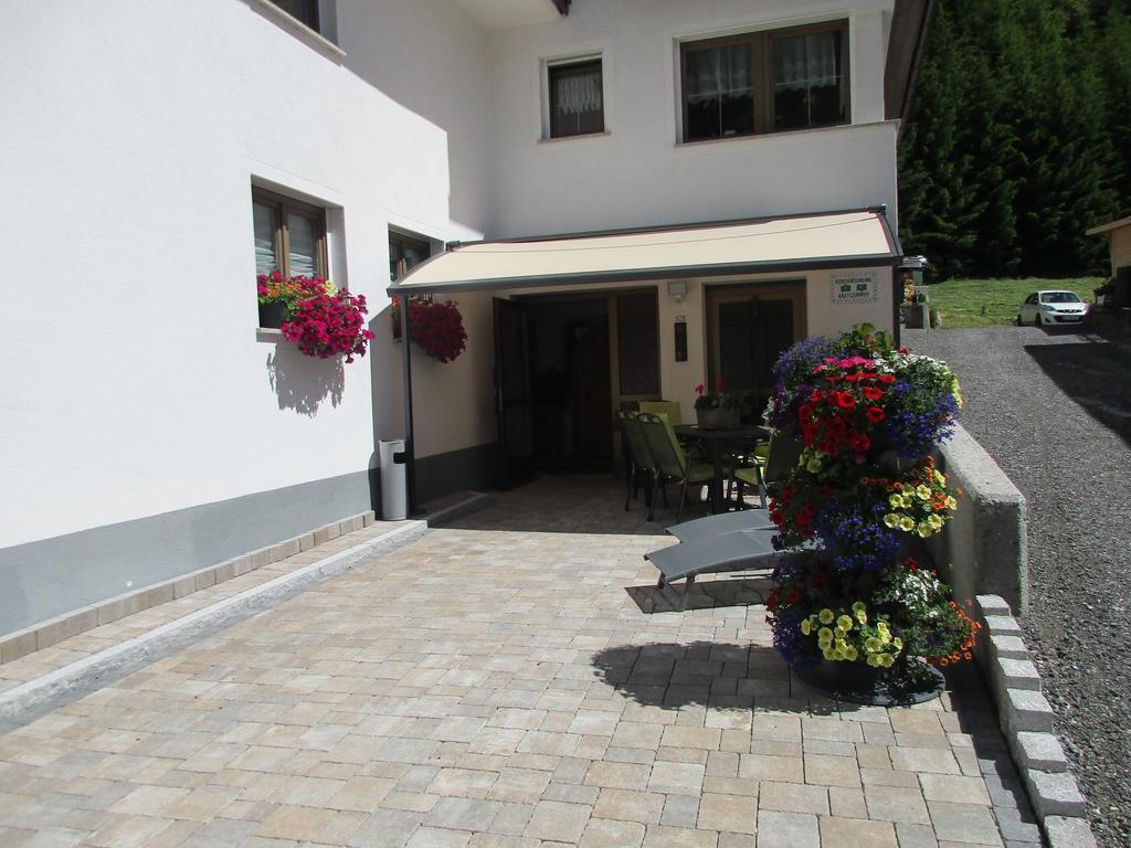 Haus Dorfschmied Hotel Flirsch Exterior foto